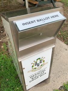Photo de la boîte de dépôt des bulletins de vote